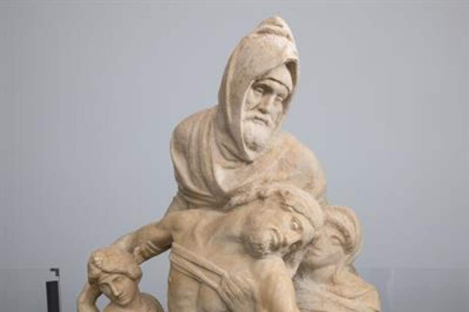 Foto de la Piedad Bandini, esculpida por Miguel Ángel. En la escultura se observa en el centro a Jesucristo. Su cuerpo es sostenido por Nicodemo y a su vez por María Magdalena, quien se encuentra a la izquierda, mientras que la Virgen María, ubicada a la derecha, le propicia un abrazo.
