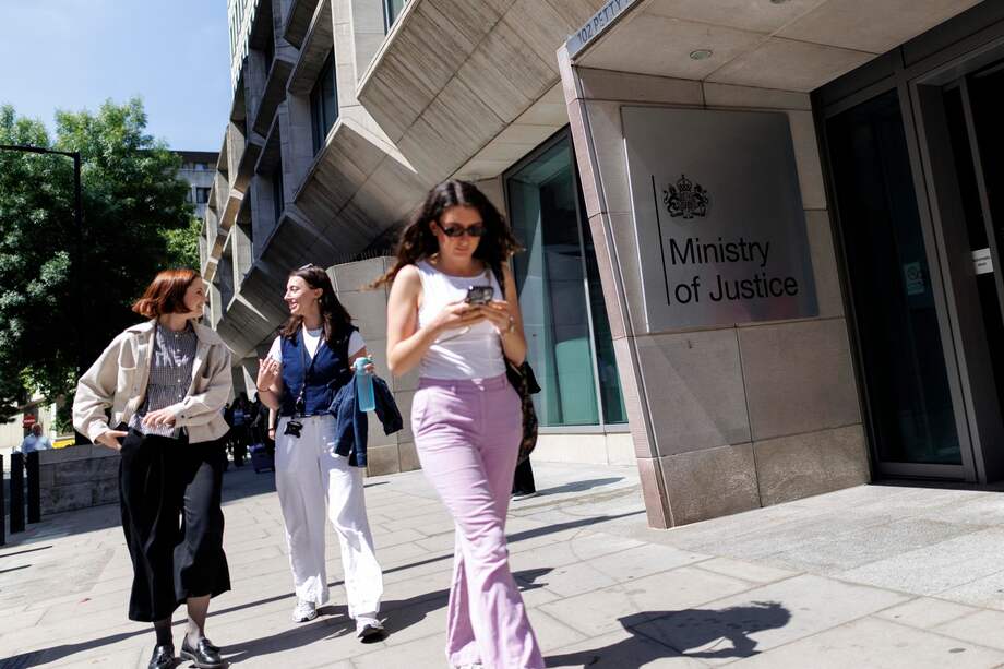 La gente pasa frente a la sede del Ministerio de Justicia en 102 Petty France en Londres.