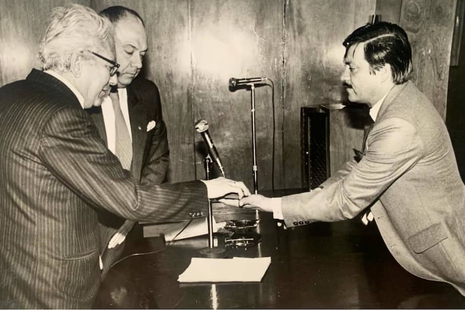 Don Guillermo Cano durante una condecoración de la Universidad Central, junto a Jorge Enrique Molina Mariño, rector fundador de la misma, y a Daniel Jiménez, periodista de El Espectador.