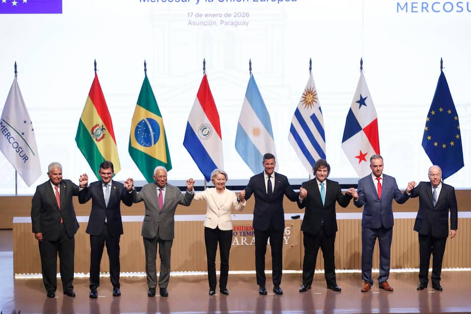 De izquierda a derecha: el presidente de Panamá, Raúl Mulino, el mandatario de Bolivia, Rodrigo Paz, el jefe del Consejo Europeo, António Costa, la presidenta de la Comisión Europea, Ursula von der Leyen, el presidente de Paraguay, Santiago Peña, el presidente de Argentina, Javier Milei, el presidente de Uruguay, Yamandú Orsi, y el ministro de Relaciones Exteriores de Brasil, Mauro Vieira, posan durante la firma del acuerdo de libre comercio entre la Unión Europea y los países de Mercosur, en Asunción (Paraguay).