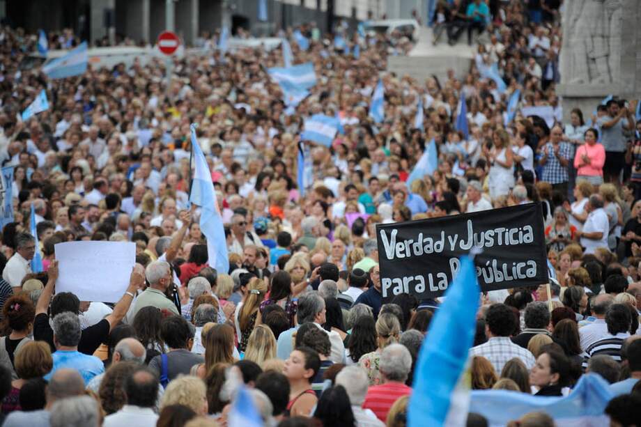 Foto de archivo. Manifestaciones en Rosario, Argentina, convocadas por fiscales argentinos en memoria de su fallecido colega Alberto Nisman en Buenos Aires.