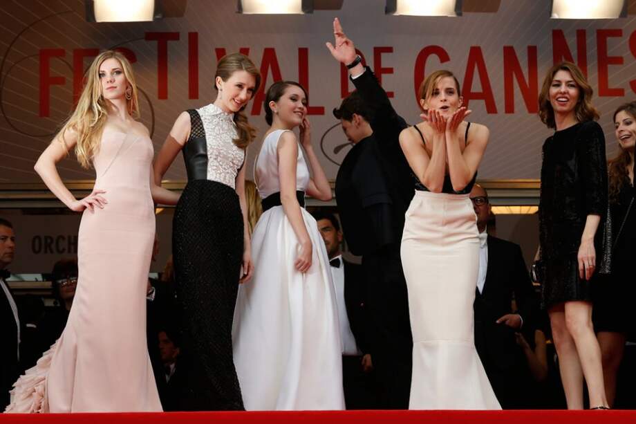 Claire Julien, Taissa Farmiga, Katie Chang, Israel Broussard, Emma Watson y la directora Sofia Coppola posan en el estreno de "The Bling Ring".