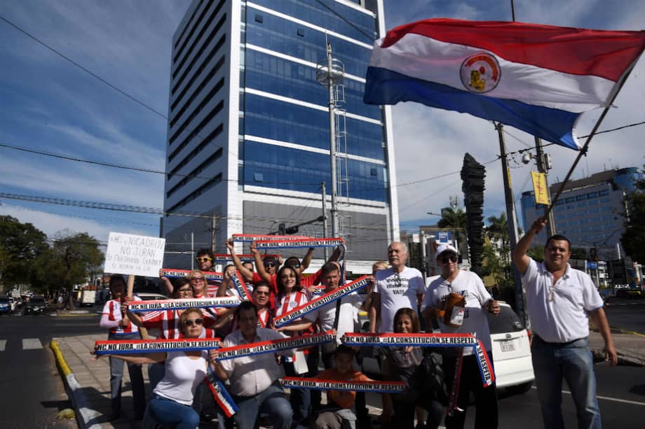 Protestas en Paraguay por la renuncia del presidente Horacio Cartes, quien retiró su dimisión. / AFP