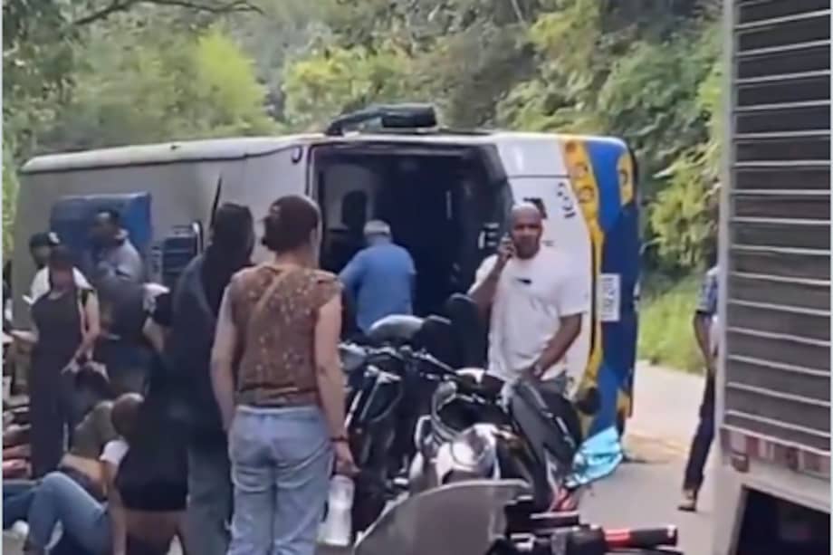 Imagen del video de redes sociales en el que registraron el bus accidentado.