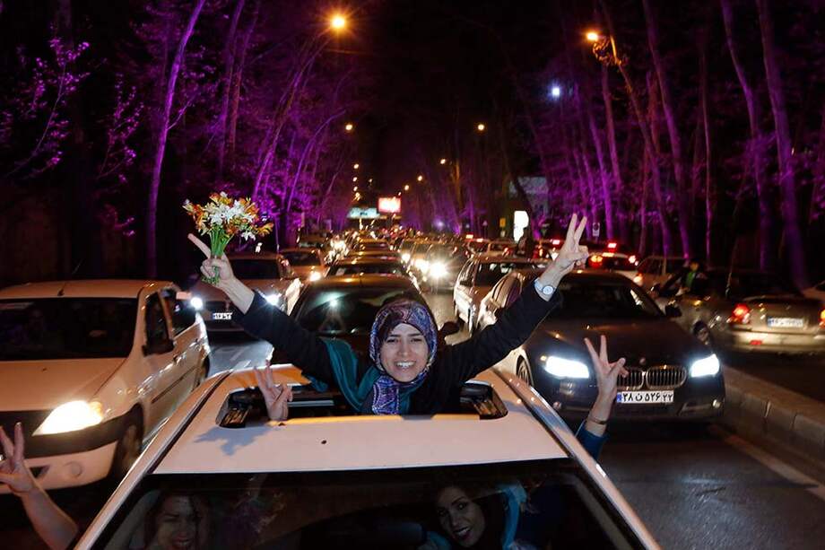 Alegría en las calles de Teherán: cientos de jóvenes celebraron el levantamiento de las sanciones al país. EFE