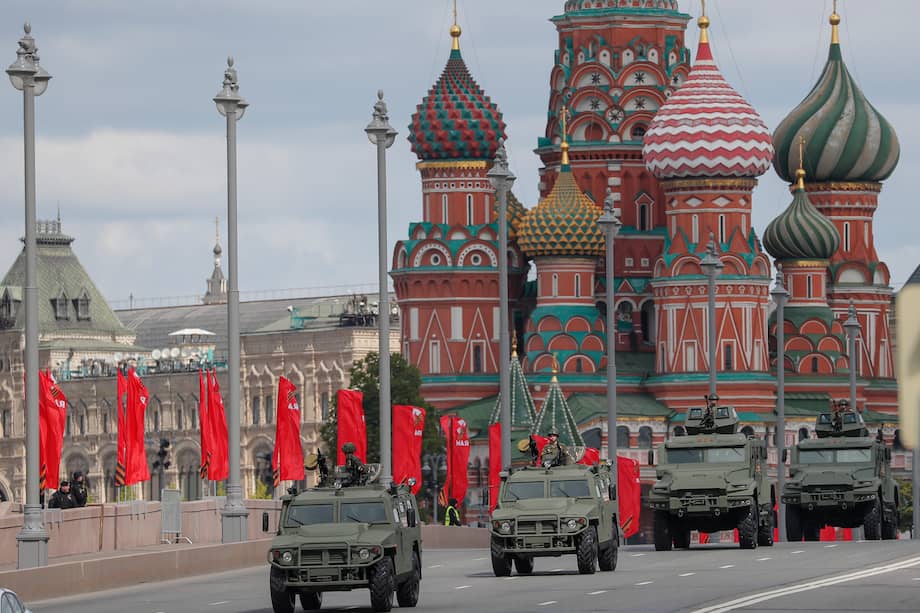 Vehículos militares rusos desfilan frente a la Catedral de San Basilio en la Plaza Roja de Moscú, Rusia, después de un ensayo general para el desfile militar anual antes del Celebraciones del Día de la Victoria.