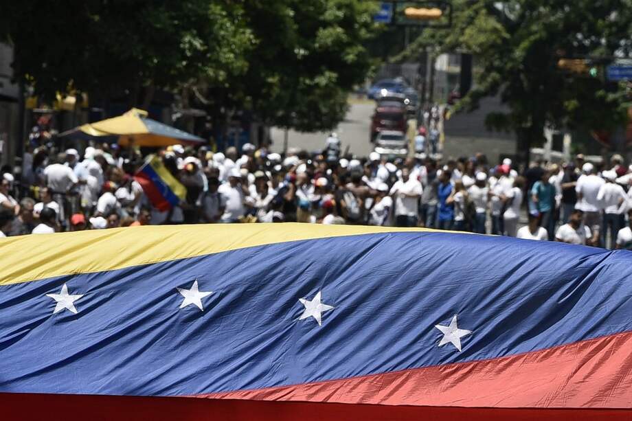 Bonos venezolanos rinden 40 puntos sobre los del Tesoro de los Estados Unidos. / Bloomberg.