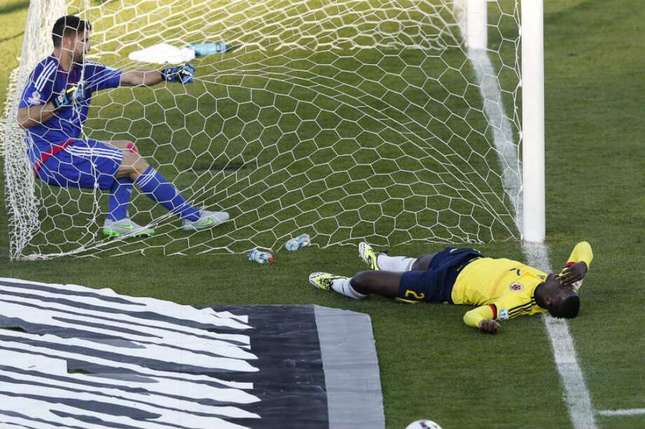 El defensa colombiano Cristian Zapata, tras fallar una opción frente al arco venezolano Alain Baroja. /EFE