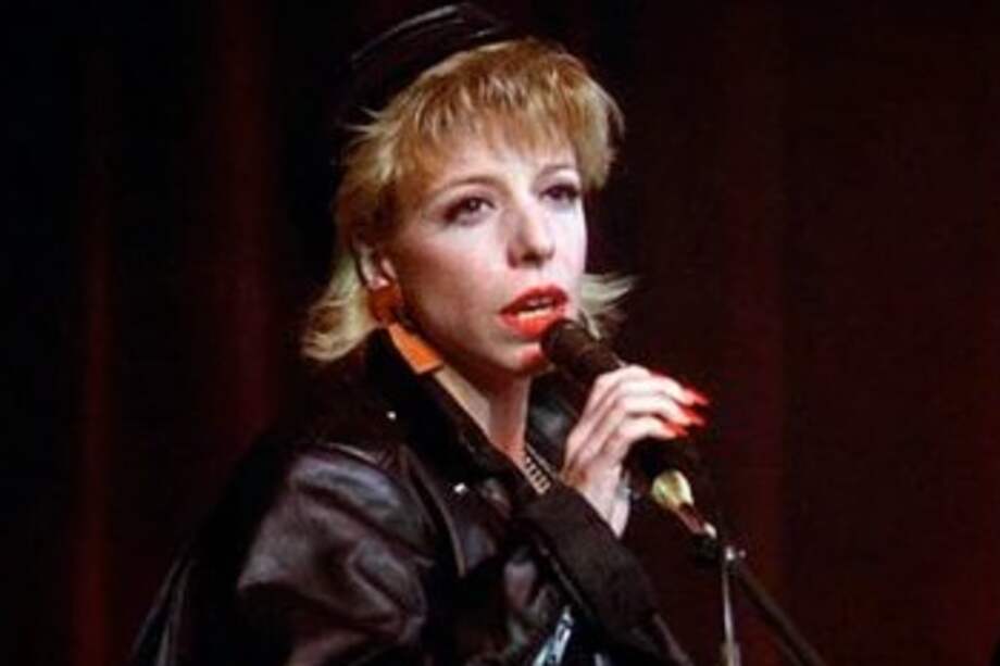 La cantante Julee Cruise estuvo de gira con la banda de new wave B-52 en los 90.