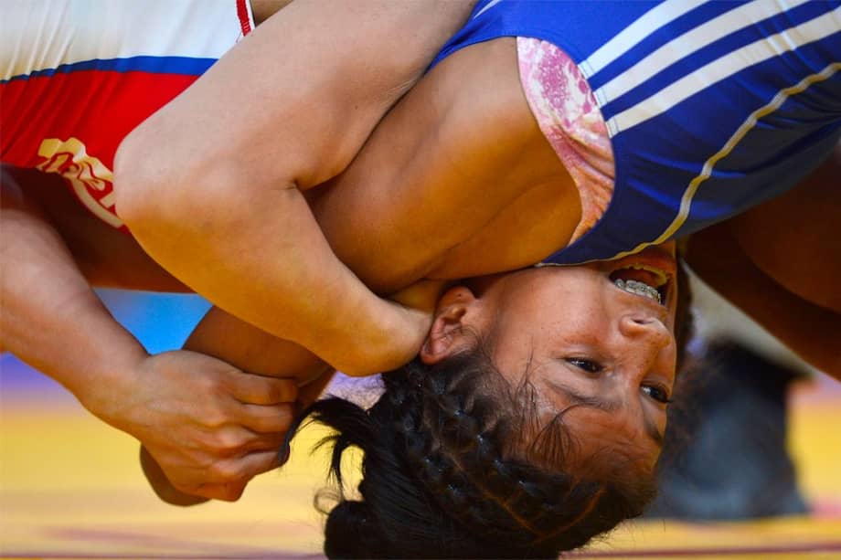 La colombiana Castillo (azul), atrapada en las 'llaves' de la mongola Otgontsetseg Davaasukh / AFP