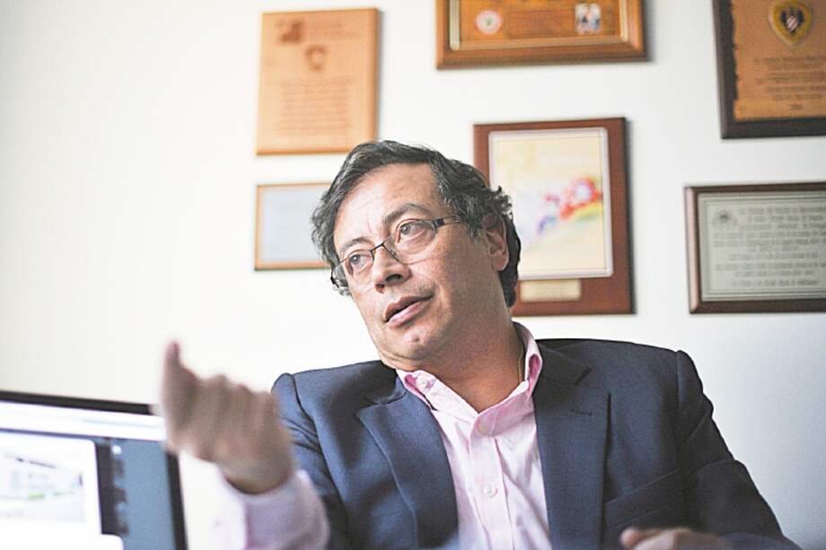 Para el exalcalde Gustavo Petro, el alcalde Enrique Peñalosa repetirá la historia de Samuel Moreno: salir de empresas muy rentables para hacer obras que beneficiarán a privados. / Archivo