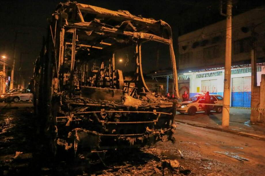 Vista de un autobús quemado en la Avenida Yervant Kissajikian, zona sur de Sao Paulo (Brasil. Varias ciudades brasileñas sufrieron este martes actos de vandalismo, con asaltos, peleas e incendio de autobuses, tras la derrota de la selección de Brasil ante Alemania, por 1-7 en la semifinal del Mundial.