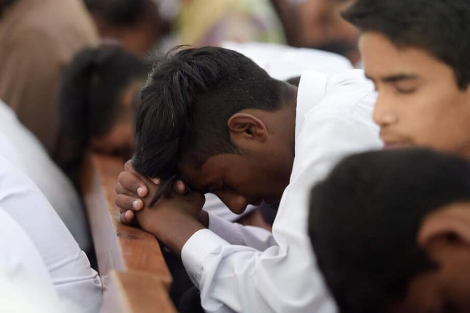 Los atentados en Sri Lanka dejaron más de 300 muertos. Las autoridades han detenido a más de 60 personas relacionadas con los ataques, que se sospecha fueron cometido por ocho jóvenes. / AFP