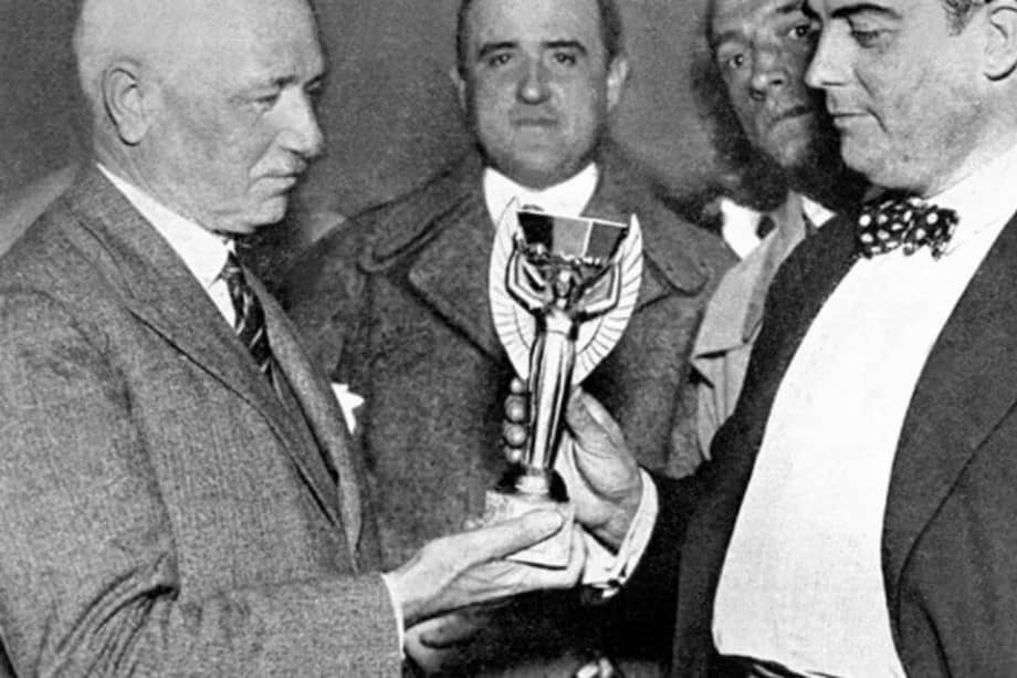 El trofeo fue llamado por el tercer presidente de la FIFA, el francés Jules Rimet (izqu.). / AFP
