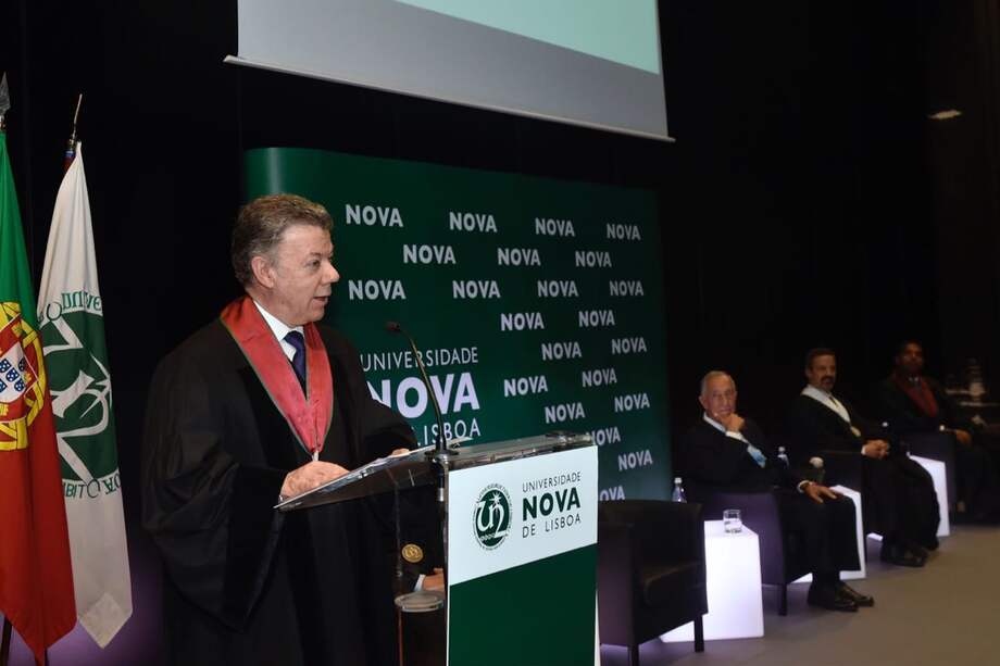 El presidente Juan Manuel Santos recibió el título Causa de la Universidad de Nova, en Lisboa (Portugal). / César Carrión - SIG