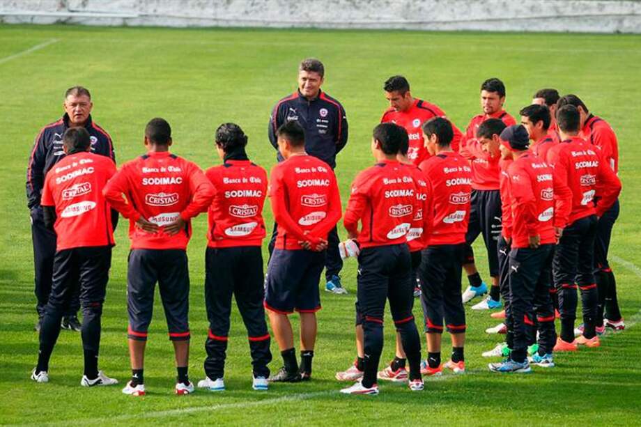 Claudio Borghi con sus dirigidos. / EFE