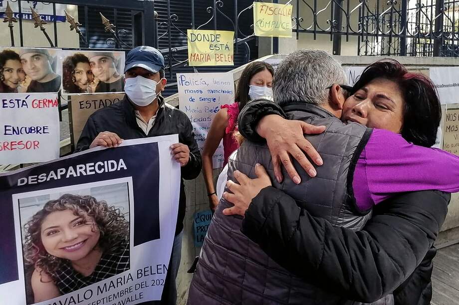 Elizabeth Otavalo, madre de la abogada María Belén Bernal, realiza una manifestación en búsqueda de su hija, en las afueras de la Unidad de Flagrancia de la Fiscalía, en Quito, Ecuador. "Por favor Gobierno, entrégueme a mi hija", clamaba Elizabeth Otavalo.