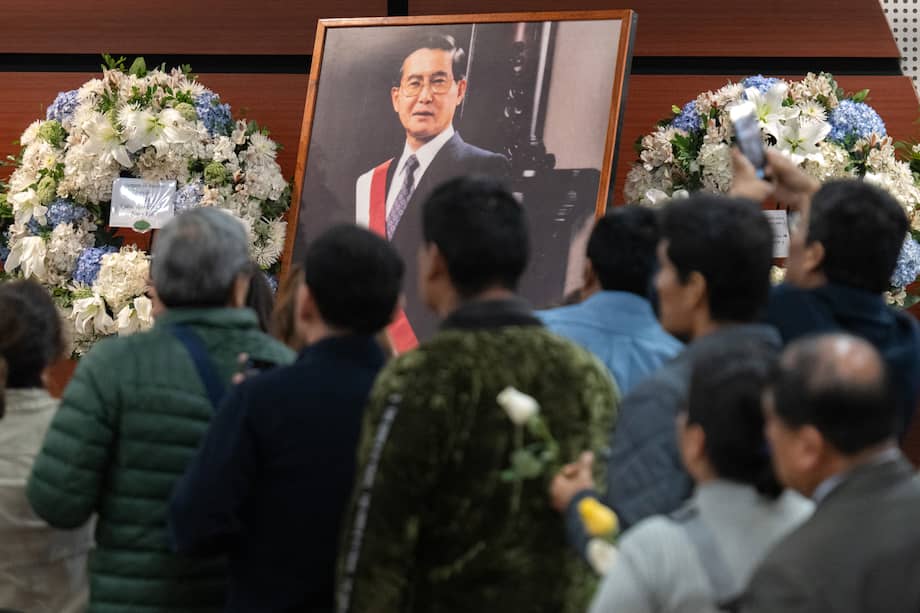 Los partidarios del fallecido ex presidente peruano Alberto Fujimori (1990-2000) esperan para ingresar al Ministerio de Cultura durante su funeral de estado en Lima el 13 de septiembre de 2024.