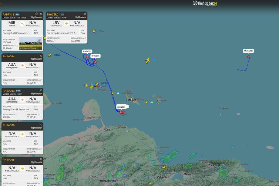 Imagen tomada de la cuenta oficial de X @flightradar24 que muestra el rastreo de los vuelos de aviones militares estadounidenses frente a las costas de Venezuela.