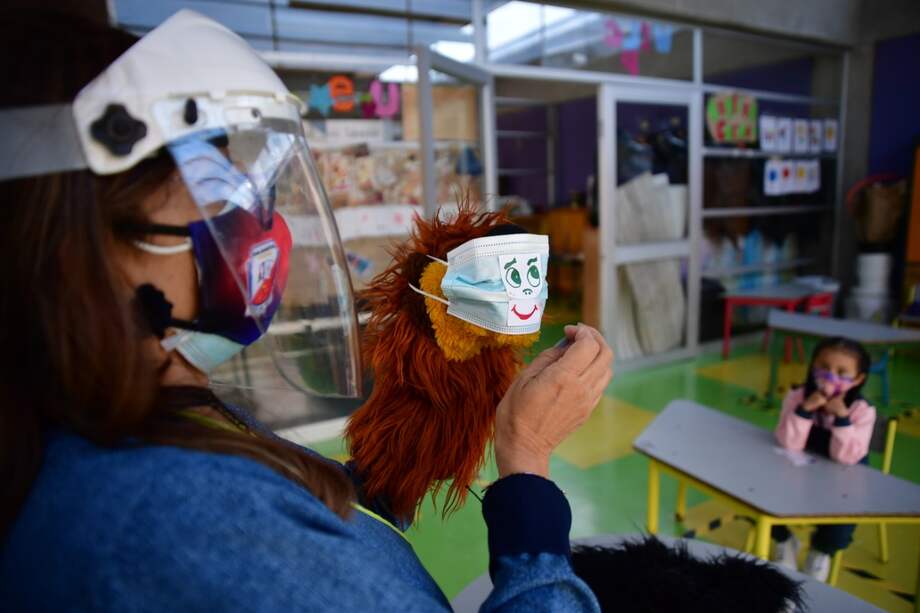 Se hará seguimiento virtual y telefónico durante los días que las niñas y los niños permanezcan en casa y se realizarán encuentros pedagógicos en el hogar.