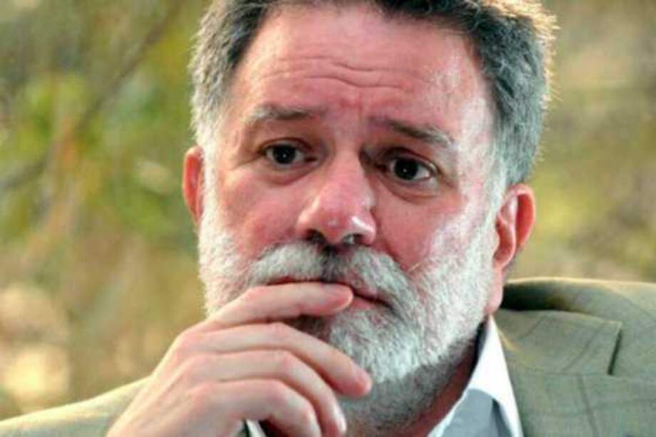 Fiscalía acusó formalmente a excomisionado de paz por "falsa desmovilización"