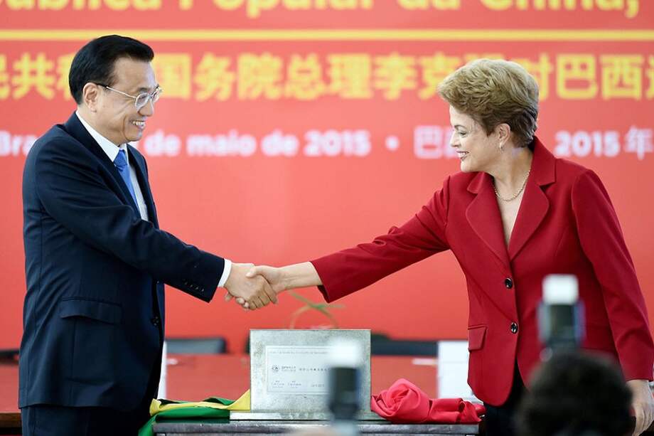 El primer ministro chino, Li Keqiang, y la presidenta Dilma Rousseff, luego de firmar acuerdos. / AFP