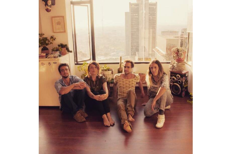 De izquierda a derecha: Santiago Rudas (batería), Bibiana Rojas (vocalista y guitarrista), Mateo Rudas (bajo) y Andrea Hoyos (teclado)