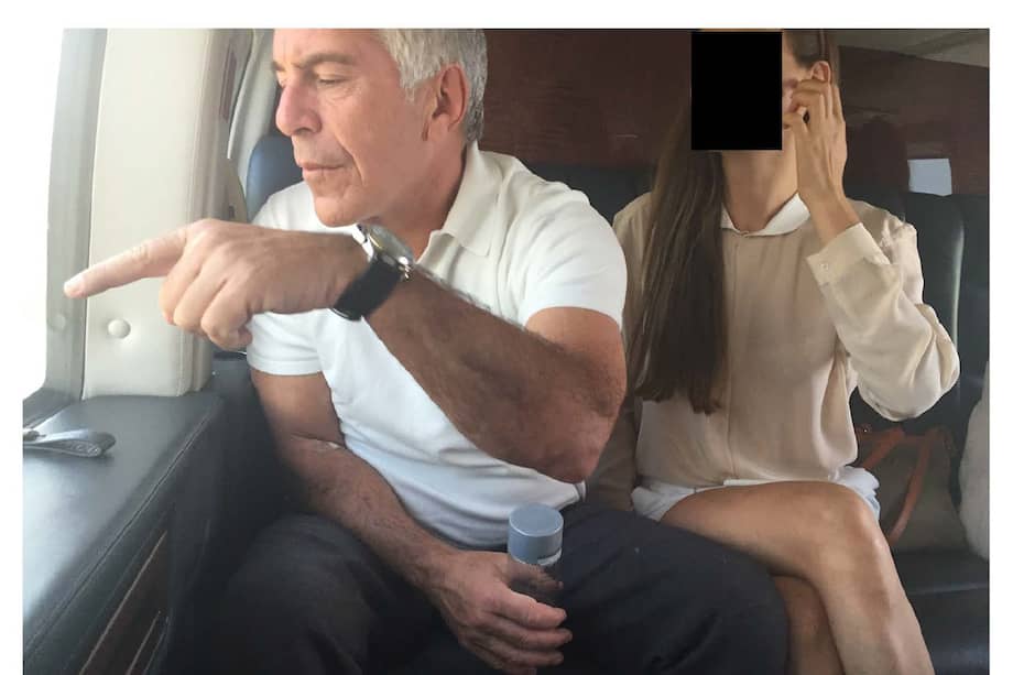 Fotografía sin fecha específica de toma, publicada por los demócratas del Comité de Supervisión de la Cámara Baja (Oversight Dems), que muestra a Jeffrey Epstein (i) con una mujer no identificada en un avión.