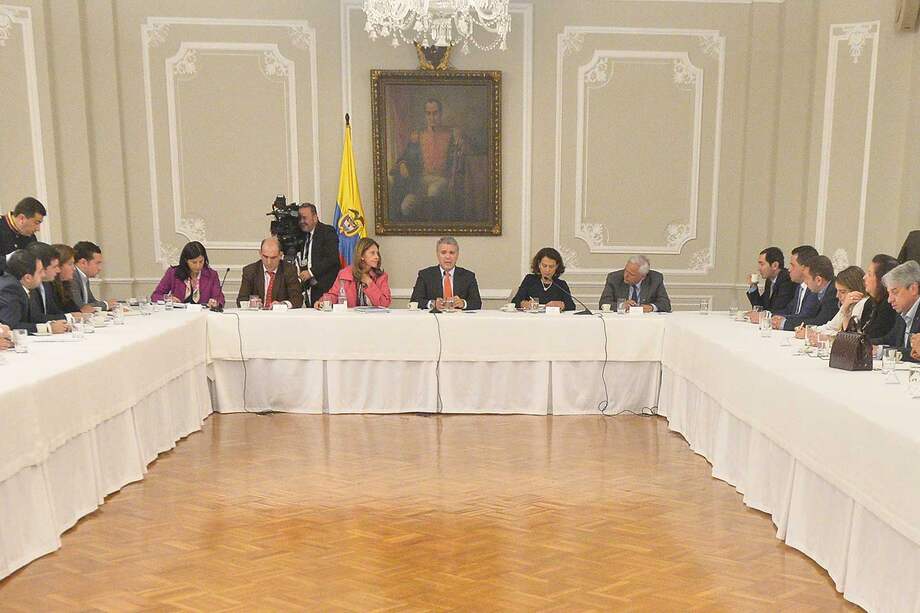 El presidente Iván Duque, junto a la vicepresidenta Marta Lucía Ramírez, la ministra del Interior Nancy Patricia Gutiérrez y congresistas del Partido Conservador. / Presidencia de la República