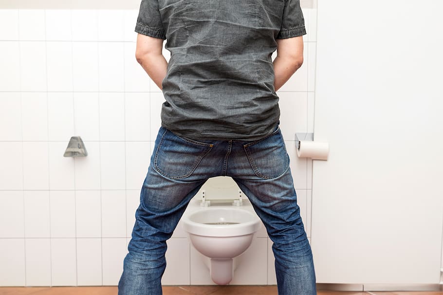 Hombre orinando