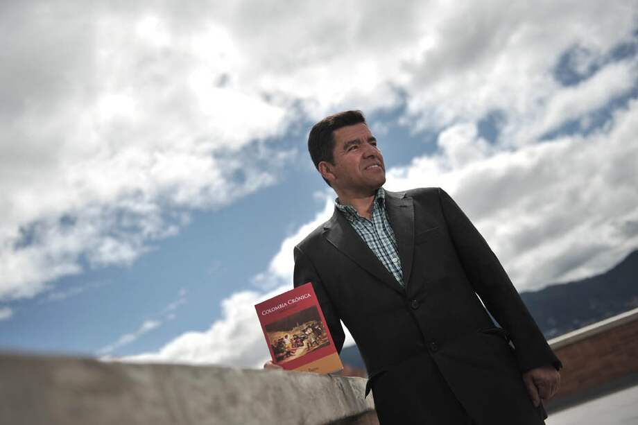 Óscar Bustos recalca que no está dispuesto a que las librerías se queden con el 50% de las ventas del libro. Quiere venderlo a sus estudiantes. / David Campuzano - El Espectador