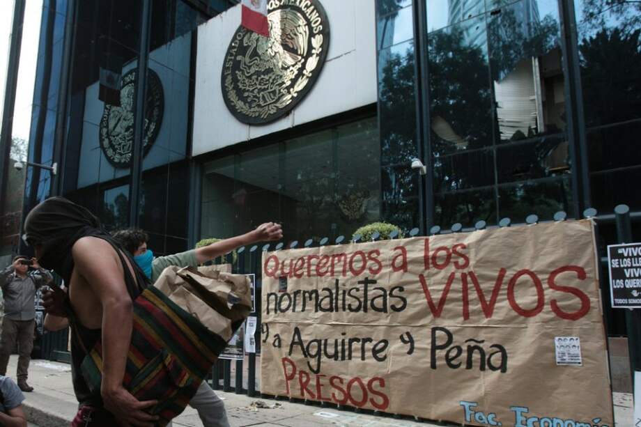 Estudiantes de varias universidades protestan frente al edificio de la Procuraduría General de la República. / EFE
