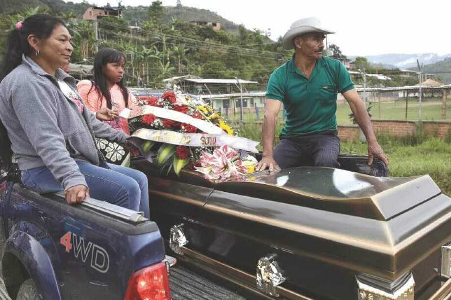 Ayer la Iglesia católica se unió al dolor de las familias de las personas asesinadas haciendo repicar las campanas de sus templos al mediodía. / AFP