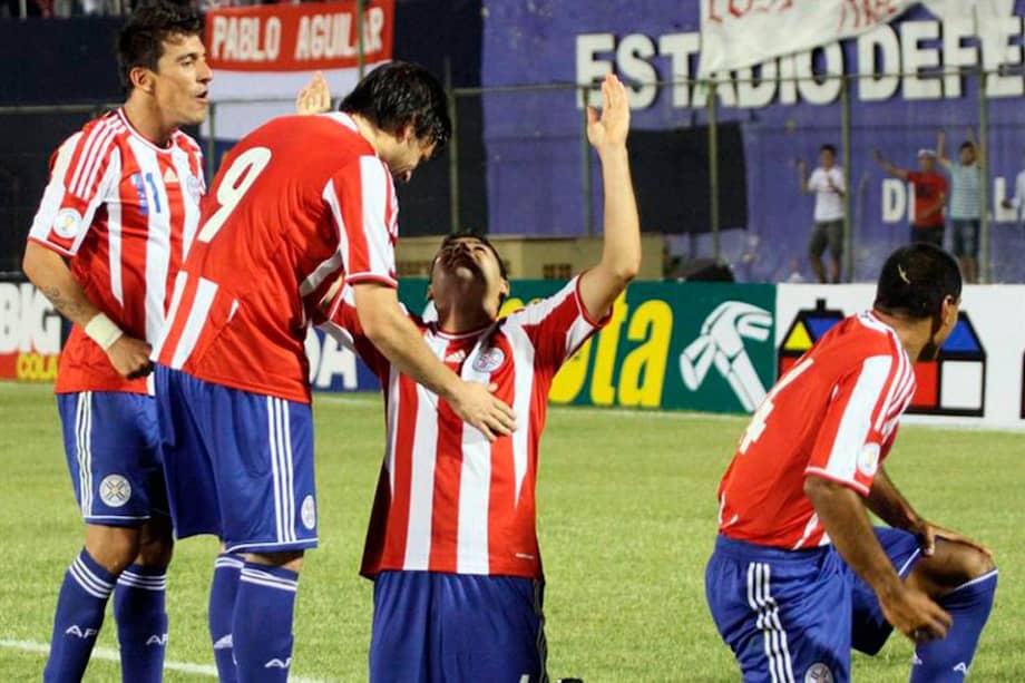 El futbolista paraguayo Pablo Aguilar (2-d) celebra con sus compañeros después de anotar un gol ante Perú. / EFE
