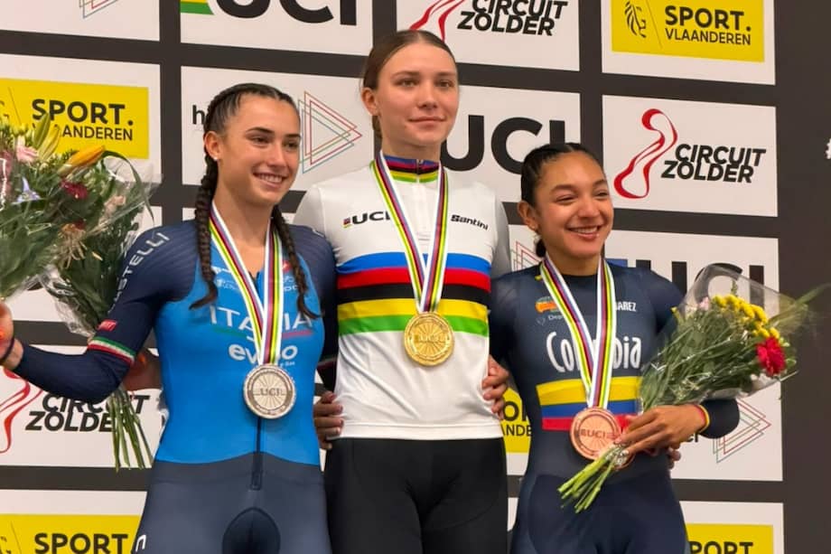 Manuela Loaiza (der) junto a la rusa Veronika Solozova (centro) y la italiana Maya Ferrante en el podio de la prueba femenina de velocidad individual.