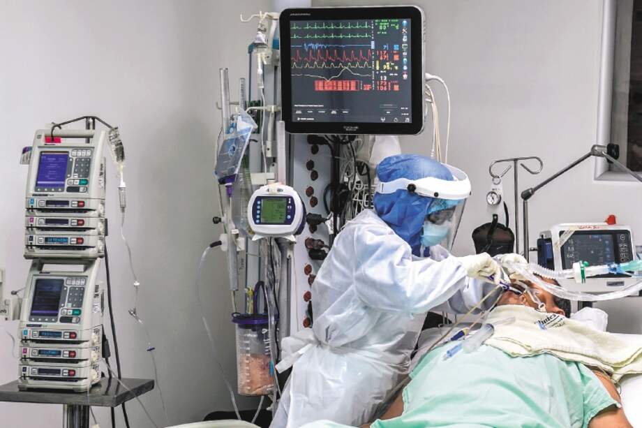 "Será imposible cubrir las 10 mil camas que el Gobierno Nacional prometió entregar para sobrellevar la emergencia sanitaria", afirma el presidente de la Asociación Médica de Cuidados Intensivos