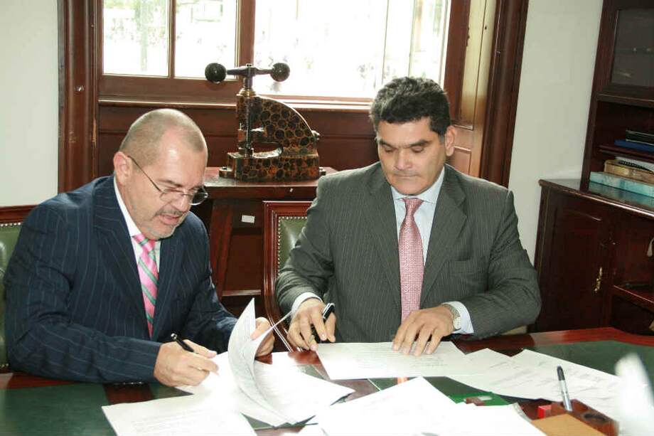 Carlos Ardila, presidente del Consejo Nacional Electoral, radicando el proyecto. / Prensa Congreso
