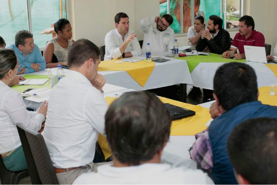 La mesa de negociación entre representantes del Gobierno y líderes sociales del Cauca. / Cortesía - MinAgricultura
