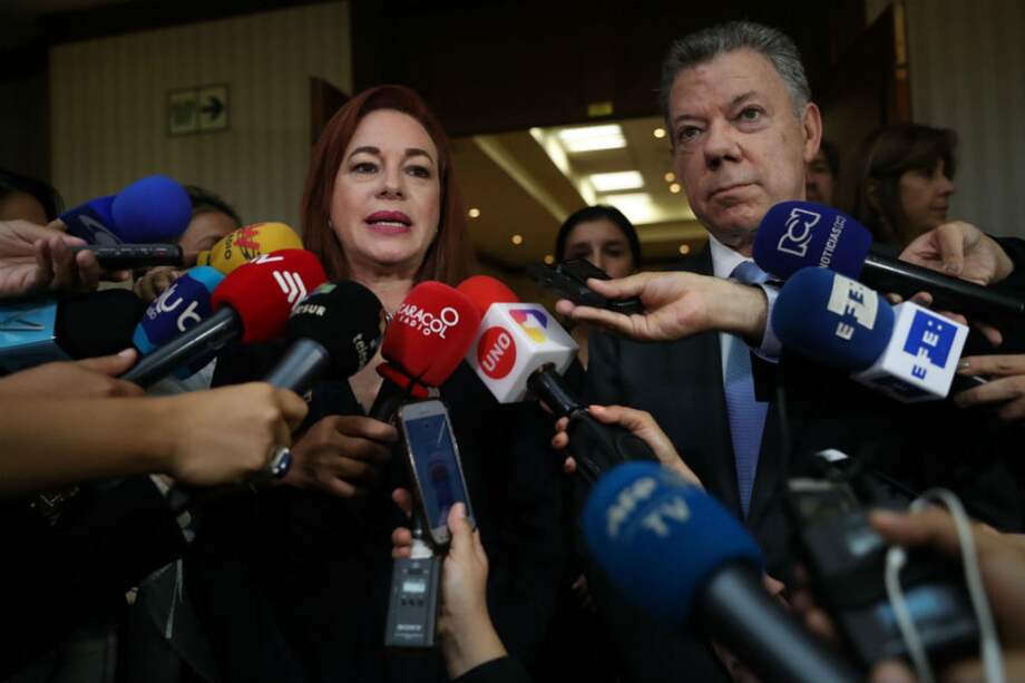 El presidente de Colombia, Juan Manuel Santos, y la ministra ecuatoriana de Relaciones Exteriores, María Fernanda Espinosa, hablan con la prensa tras una reunión hoy sobre la muerte de los tres periodistas ecuatorianos en la frontera entre Colombia y Ecuador. / EFE