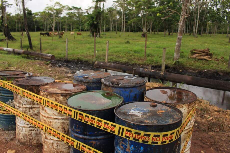 Uno de los derrames de crudo en San Miguel, Putumayo, municipio fronterizo con Ecuador. / Fotos: Óscar Güesguán Serpa