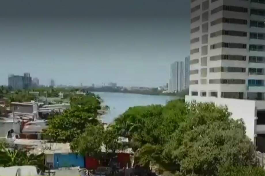 El caño Juan Angola, en el sector de La Unión, antes tenía unos 15 metros de ancho. Ahora, solo alcanza los dos metros. / Captura de pantalla Noticias Caracol