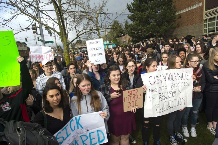 Estudiantes en Estados Unidos protestaron contra la violencia armada en ese país. / AFP