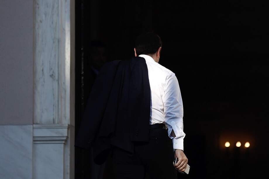 El futuro de Grecia está en la espalda de su primer ministro, Alexis Tsipras. / Bloomberg