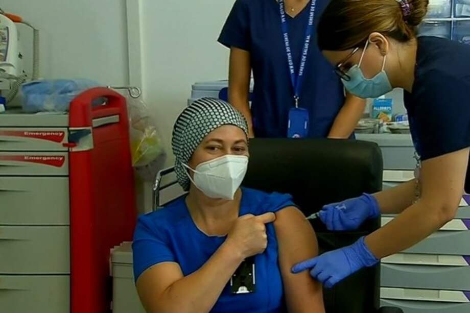 Una auxiliar de enfermía chilena es la primera persona en recibir la vacuna de Pfizer y BioNTech contra el coronavirus en América Latina.