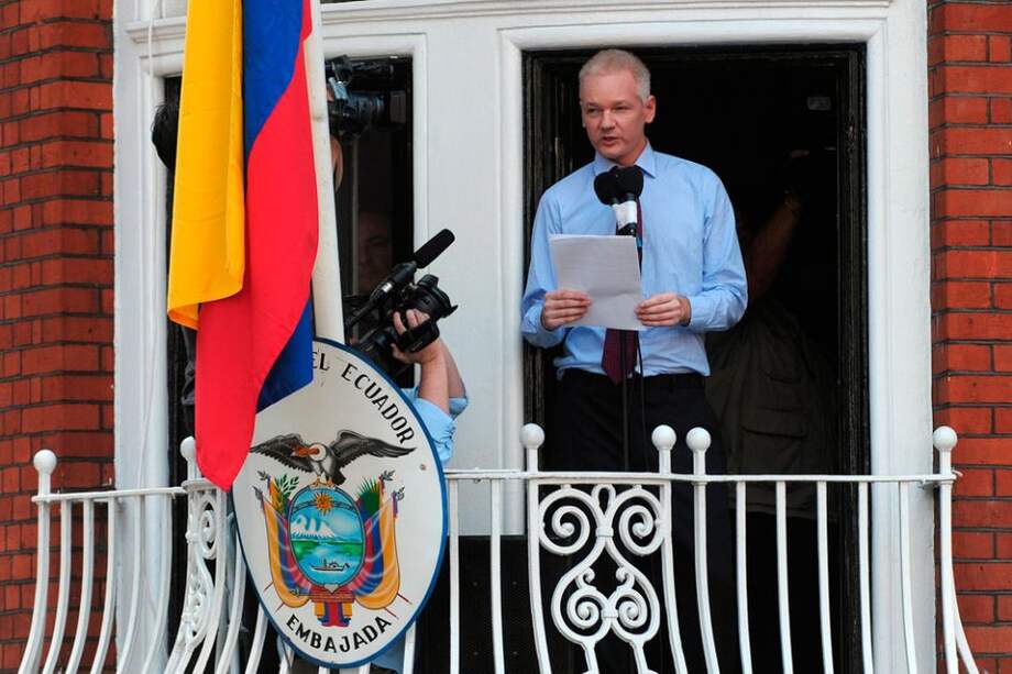 Julian Assange en la embajada de Ecuador en Londres. Foto: AFP