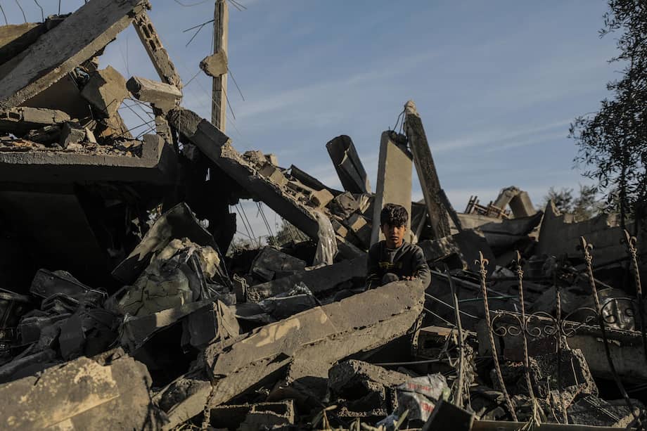 Un niño palestino inspecciona la casa destruida de la familia Al Fayomi en el campo de refugiados de Al Nusairat, en el centro de la Franja de Gaza.