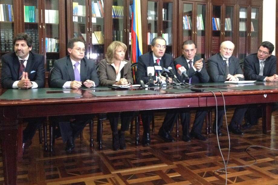 El ministro de Ambiente, Juan Gabriel Uribe; el vicepresidente del Senado, Guillermo García; la ministra de Transporte, Cecilia Álvarez; el ministro del Interior, Fernando Carrillo; el presidente del Senado, Roy Barreras; el vocero del Partido Verde, John Sudarsky; y el ministro de Salud, Alejandro Gaviria.