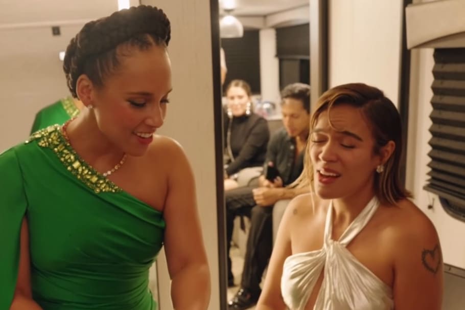 A los 19 años, la paisa se grabó en su habitación cantando ‘Try Sleeping with a Broken Heart’ de la artista estadounidense, quien marcó su adolescencia e inspiró sus primeros pasos en la música.