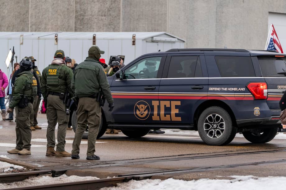 Foto de referencia de los agentes de ICE custodiando el edificio federal en Minneapolis tras la muerte de Renee Good.