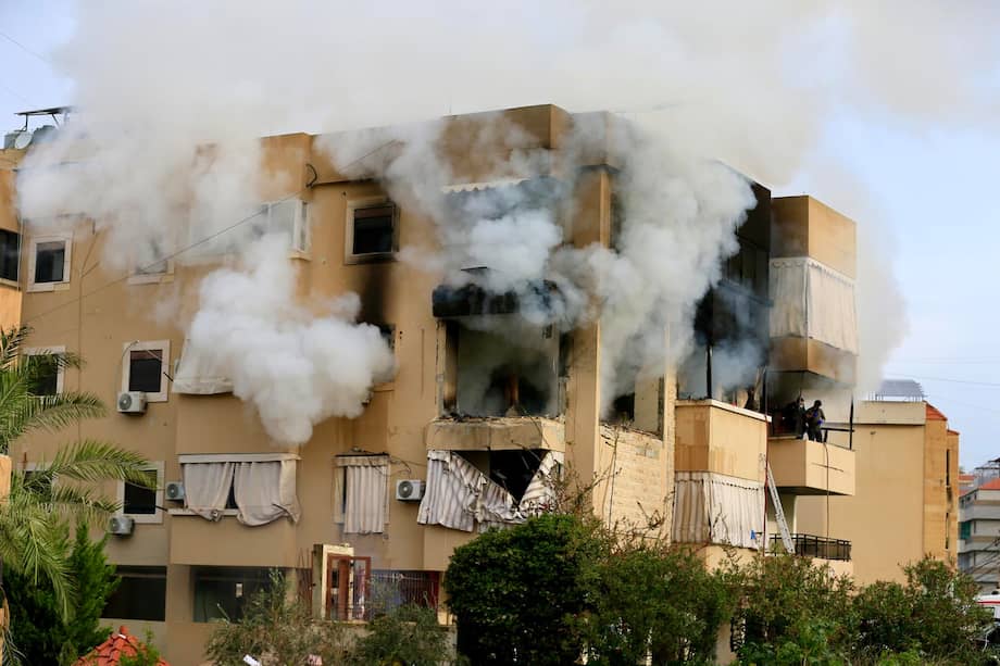 Humo se eleva de un edificio tras un ataque aéreo israelí que impactó la zona de Haret Saida en Saidón, sur del Líbano, el 14 de marzo de 2026.